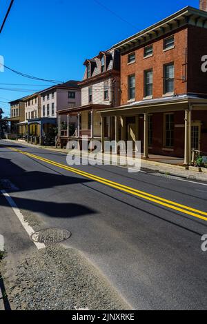 Port Deposit, MD, USA – 13. August 2022: Blick auf die Straße einiger Gebäude in der historischen Flussstadt. Stockfoto