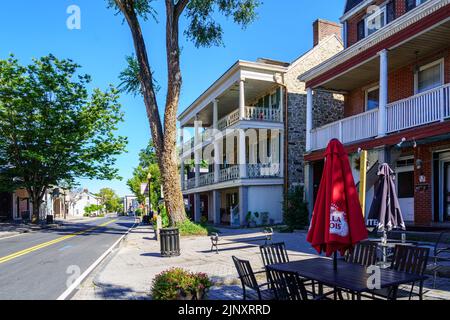 Port Deposit, MD, USA – 13. August 2022: Blick auf die Straße einiger Gebäude in der historischen Flussstadt. Stockfoto