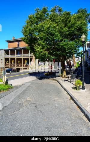 Port Deposit, MD, USA – 13. August 2022: Blick auf die Straße einiger Gebäude in der historischen Flussstadt. Stockfoto