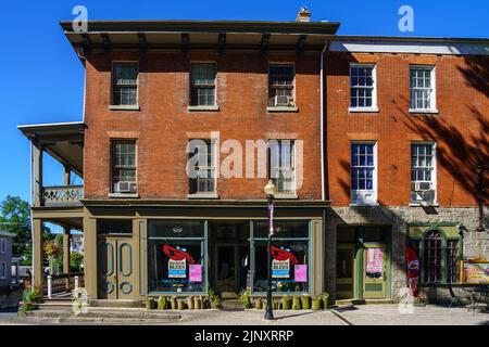 Port Deposit, MD, USA – 13. August 2022: Blick auf die Straße einiger Gebäude in der historischen Flussstadt. Stockfoto