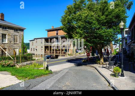 Port Deposit, MD, USA – 13. August 2022: Blick auf die Straße einiger Gebäude in der historischen Flussstadt. Stockfoto