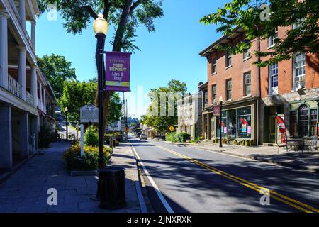 Port Deposit, MD, USA – 13. August 2022: Blick auf die Straße einiger Gebäude in der historischen Flussstadt. Stockfoto