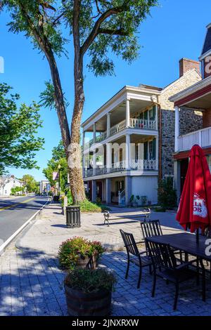 Port Deposit, MD, USA – 13. August 2022: Blick auf die Straße einiger Gebäude in der historischen Flussstadt. Stockfoto