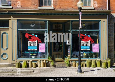 Port Deposit, MD, USA – 13. August 2022: Blick auf die Straße einiger Gebäude in der historischen Flussstadt. Stockfoto