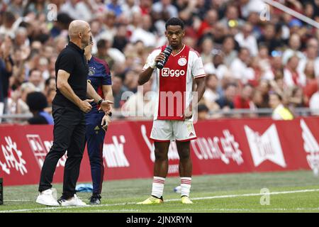 AMSTERDAM - (lr) Ajax-Trainer Alfred Schreuder, Jurrien Timber von Ajax während des niederländischen Eredivisie-Spiels zwischen Ajax Amsterdam und dem FC Groningen in der Johan Cruijff Arena am 14. August 2022 in Amsterdam, Niederlande. ANP MAURICE VAN STEEN Stockfoto