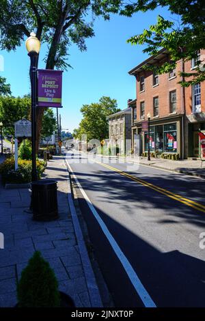 Port Deposit, MD, USA – 13. August 2022: Blick auf die Straße einiger Gebäude in der historischen Flussstadt. Stockfoto