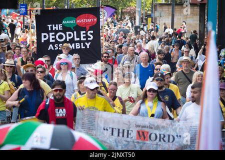 Manchester, Großbritannien. 14. August 2022. Die Menschen gehen auf die Straße für den Peterloo-marsch für Demokratie. Gewerkschaften und lokale Gemeinschaften kommen zusammen, um der Regierung zu zeigen, dass die Lebenshaltungskosten außer Kontrolle geraten sind und dass die Menschen sich zusammenschließen werden, um zurückzukämpfen. Kredit: Andy Barton/Alamy Live Nachrichten Stockfoto