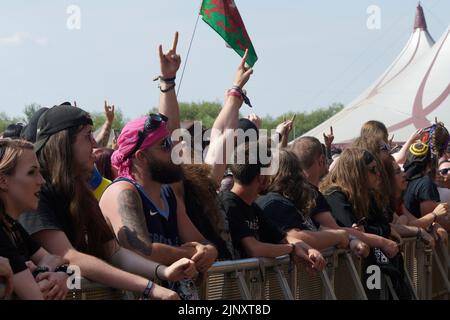 Catton Park, Großbritannien, 14. August 2022, Fans genießen die Bands trotz der Hitze beim Bloodstock Open Air Festival. Kredit: Will Tudor/Alamy Live Nachrichten Stockfoto