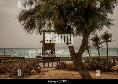 13. August 2022, Berlin, Mallorca, Spanien: Seeviw mit einem baywatch-Turm und ein Paar an der Playa de Palma auf Mallorca. (Bild: © John-Patrick Morarescu/ZUMA Press Wire) Stockfoto