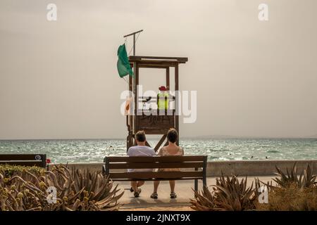 13. August 2022, Berlin, Mallorca, Spanien: Seeviw mit einem baywatch-Turm und ein Paar an der Playa de Palma auf Mallorca. (Bild: © John-Patrick Morarescu/ZUMA Press Wire) Stockfoto