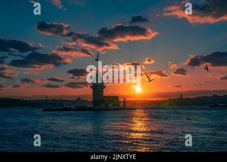 Toller Sonnenuntergang am Maiden Tower. Der Maiden-Turm ist ein Wahrzeichen der Skyline Istanbuls und blickt auf eine reiche Geschichte zurück, die bis ins 4. Jahrhundert zurückreicht. Stockfoto