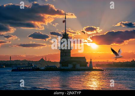 Toller Sonnenuntergang am Maiden Tower. Der Maiden-Turm ist ein Wahrzeichen der Skyline Istanbuls und blickt auf eine reiche Geschichte zurück, die bis ins 4. Jahrhundert zurückreicht. Stockfoto