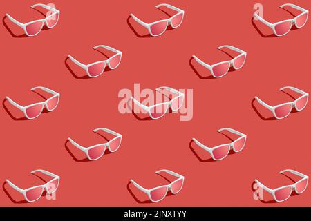 Muster aus roter Sonnenbrille mit rotem Hintergrund. Studioaufnahme. Stockfoto