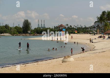 Singapore Siloso 1. juni 202. Menschen entspannen am strand von sentosa, Meerblick, Stockfoto