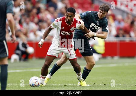 AMSTERDAM - (lr) Jurrien Timber von Ajax, Jorgen Strand Larsen vom FC Groningen während des niederländischen Eredivisie-Spiels zwischen Ajax Amsterdam und dem FC Groningen in der Johan Cruijff Arena am 14. August 2022 in Amsterdam, Niederlande. ANP MAURICE VAN STEEN Stockfoto