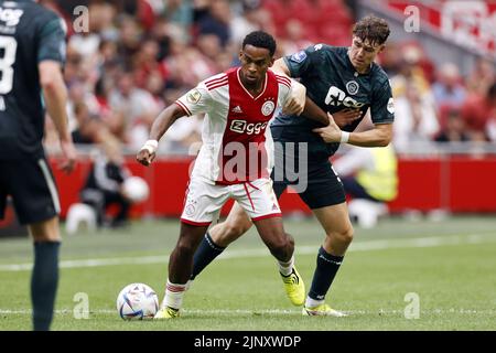 AMSTERDAM - (lr) Jurrien Timber von Ajax, Jorgen Strand Larsen vom FC Groningen während des niederländischen Eredivisie-Spiels zwischen Ajax Amsterdam und dem FC Groningen in der Johan Cruijff Arena am 14. August 2022 in Amsterdam, Niederlande. ANP MAURICE VAN STEEN Stockfoto