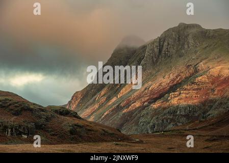 Epische Landschaft mit Sonnenaufgangslicht über Blea Tarn im Lake District mit atemberaubendem Licht auf fernen Bergen Stockfoto