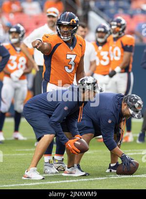 13. August 2022, Denver, Colorado, USA: Denver Broncos QB RUSSELL WILSON gibt einem Teamkollegen während der Übungen vor dem Beginn des Spiels im Empower-Feld im Mile High Saturday Night die Richtung vor. Die Broncos schlugen die Cowboys 17-7. (Bild: © Hector Acevedo/ZUMA Press Wire) Stockfoto