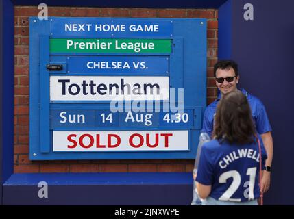 London, Großbritannien. 14. August 2022. Chelsea Supporters machen vor dem Premier League-Spiel in der Stamford Bridge, London, Fotos außerhalb des Bodens. Bildnachweis sollte lauten: Paul Terry/Sportimage Kredit: Sportimage/Alamy Live News Stockfoto