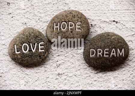 Liebe, Hoffnung und Traum Text auf Steinen graviert. Life-Konzept. Stockfoto