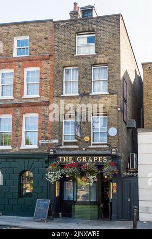 The Grapes, ein historischer Pub am Fluss in der Narrow Street, Limehouse, London. Stockfoto