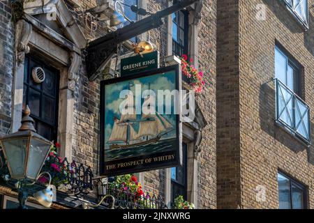 Pub-Schild für das Prospect of Whitby, ein historisches Pub am Fluss in Wapping, London. Stockfoto