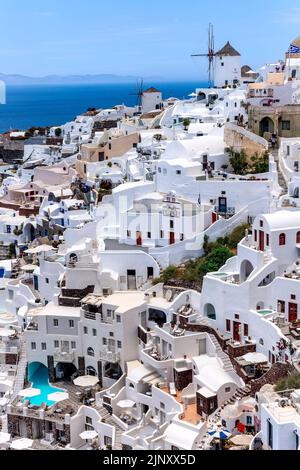 Ein Blick auf die Stadt Oia auf der Insel Santorini, griechische Inseln, Griechenland. Stockfoto