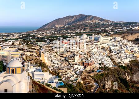 Ein Blick auf die Hauptstadt Thira (Thera) auf der Insel Santorini, griechische Inseln, Griechenland. Stockfoto