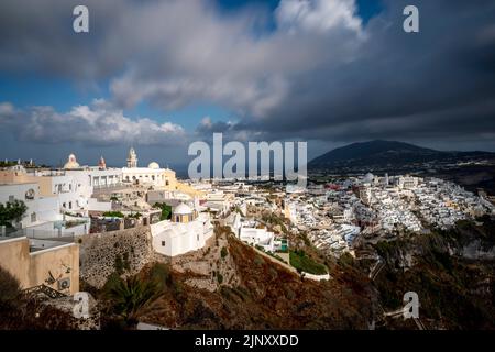 Ein Blick auf die Hauptstadt Thira (Thera) auf der Insel Santorini, griechische Inseln, Griechenland. Stockfoto