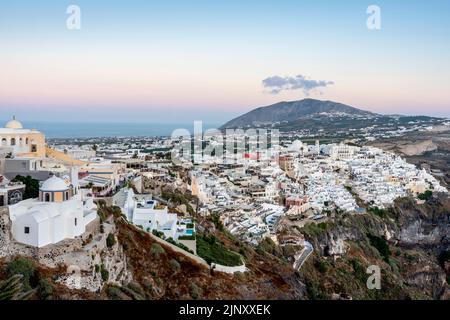 Ein Blick auf die Hauptstadt Thira (Thera) auf der Insel Santorini, griechische Inseln, Griechenland. Stockfoto