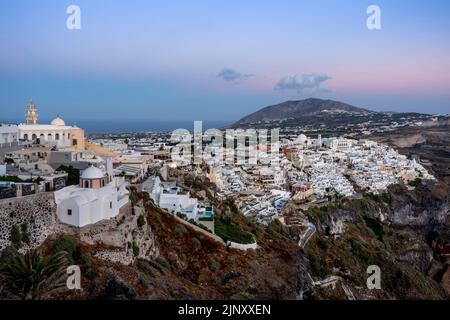 Ein Blick auf die Hauptstadt Thira (Thera) auf der Insel Santorini, griechische Inseln, Griechenland. Stockfoto