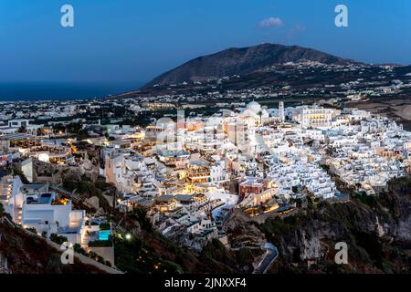 Ein Blick auf die Hauptstadt Thira (Thera) auf der Insel Santorini, griechische Inseln, Griechenland. Stockfoto