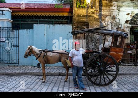 Vigan, Philippinen - 2022. August: Blick auf die Crisologo-Straße in Vigan, sie ist am 6. August 2022 in Vigan, Luzon, Philippinen, zum UNESCO-Weltkulturerbe erklärt worden Stockfoto