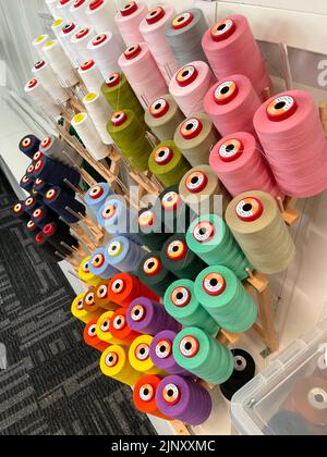Bunte Rollen von Nähgarn oder Garn im Modestudio staffordshire University Stoke on trent uk Stockfoto