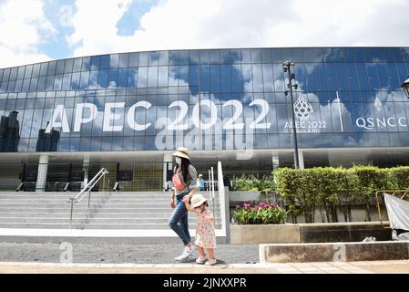 Bangkok, Bangkok, Thailand. 14. August 2022. Das Queen Sirikit National Convention Center (QSNCC), ein Kongresszentrum im Herzen von Bangkok, wird renoviert, um APEC-Wirtschaftsführer bei der „APEC Thailand 2022“ der Asien-Pazifik-Wirtschaftskooperation (APEC) willkommen zu heißen. Das Motto des Treffens lautete: „Offen. Verbinden. Balance.''“ im November 2022 hatte Thailand bereits 2003 und 1992 Gastgeber des APEC-Treffens gewesen. (Bild: © Teera Noisakran/Pacific Press via ZUMA Press Wire) Stockfoto