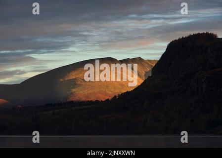 Landschaftsansicht über Derwentwater vom Manesty Park in Richtung Blencathra und Walla Crag mit atemberaubenden Herbstfarben Stockfoto