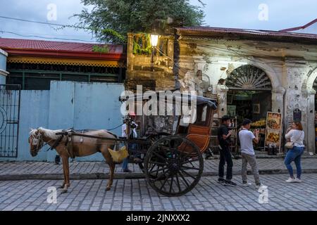 Vigan, Philippinen - 2022. August: Blick auf die Crisologo-Straße in Vigan, sie ist am 6. August 2022 in Vigan, Luzon, Philippinen, zum UNESCO-Weltkulturerbe erklärt worden Stockfoto