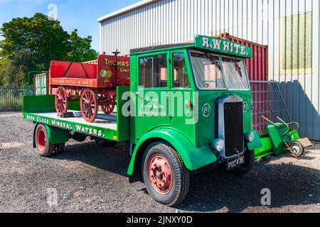 Green 1954 Albion FT3AL PGC 409 Flach-Bett-Getränke-Lieferwagen in R.Whites Lackierung im North East Land Sea & Air Museum Stockfoto