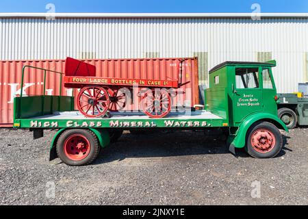 Green 1954 Albion FT3AL PGC 409 Flach-Bett-Getränke-Lieferwagen in R.Whites Lackierung im North East Land Sea & Air Museum Stockfoto