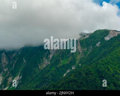 Grüne Hänge und schroffe Klippen in der Nähe des Gipfels von Mt. Daisen in Tottori, Japan Stockfoto