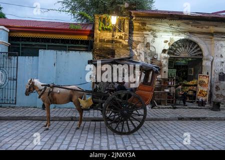 Vigan, Philippinen - 2022. August: Blick auf die Crisologo-Straße in Vigan, sie ist am 6. August 2022 in Vigan, Luzon, Philippinen, zum UNESCO-Weltkulturerbe erklärt worden Stockfoto