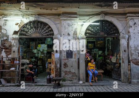 Vigan, Philippinen - 2022. August: Blick auf die Crisologo-Straße in Vigan, sie ist am 6. August 2022 in Vigan, Luzon, Philippinen, zum UNESCO-Weltkulturerbe erklärt worden Stockfoto