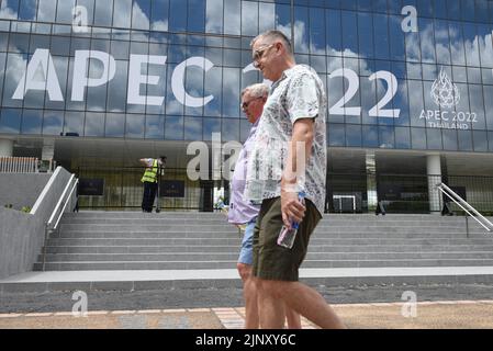 Bangkok, Bangkok, Thailand. 14. August 2022. Das Queen Sirikit National Convention Center (QSNCC), ein Kongresszentrum im Herzen von Bangkok, wird renoviert, um APEC-Wirtschaftsführer bei der „APEC Thailand 2022“ der Asien-Pazifik-Wirtschaftskooperation (APEC) willkommen zu heißen. Das Motto des Treffens lautete: „Offen. Verbinden. Balance.''“ im November 2022 hatte Thailand bereits 2003 und 1992 Gastgeber des APEC-Treffens gewesen. (Bild: © Teera Noisakran/Pacific Press via ZUMA Press Wire) Stockfoto