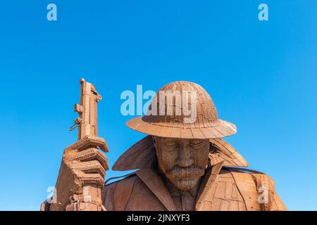 Tommy eine Statue des Soldaten aus dem Ersten Weltkrieg des Künstlers Ray Lonsdale in der Nähe des Seaham Kriegsdenkmals Co Durham AKA 1101 oder Eleven-O-One aus geschweißtem Stahl Stockfoto