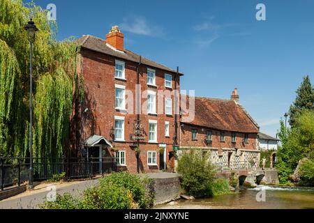 Sommernachmittag in der alten Mühle am Fluss Avon in Salisbury, Wiltshire, England. Stockfoto