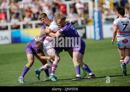 Tom Nisbet von Leigh Centurions wird von Josh Woods von Newcastle Thunder während des BETFRED Championship-Spiels zwischen Newcastle Thunder und Leigh Centurions am Sonntag, 14.. August 2022, im Kingston Park, Newcastle, angegangen. (Quelle: Chris Lishman | MI News) Stockfoto