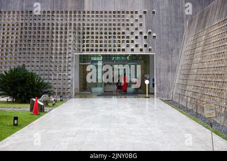 Okinawa Prefectural Museum & Art Museum (Ishimoto Architectural & Engineering Firm, 2007), Eingang, bei Regen; Naha, Okinawa, Japan Stockfoto