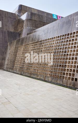 Okinawa Prefectural Museum & Art Museum (Ishimoto Architectural & Engineering Firm, 2007), außen, nass vom Regen; Naha, Okinawa, Japan Stockfoto