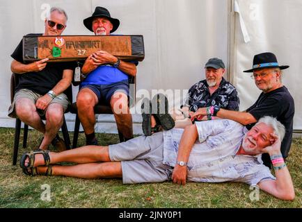 Cropredy Oxfordshire Großbritannien... Fairport Cropredy Convention. Simon Nicol wollte ein Foto nachbilden, das ursprünglich 1970 zur Zeit der Aufnahme des Album Full House aufgenommen wurde, ihr erstes ohne Sandy Denny.der einzige Unterschied im Personal ist Chris Leslie für Dave Swarbrick. LT. Zu rt. Dave Mattacks, Dave Pegg, Richard Thompson Chris Leslie und Sicon Nicol sind vorne. Kredit: charlie bryan/Alamy Live Nachrichten Stockfoto