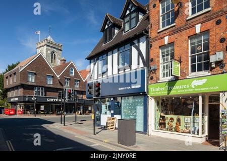 Sommernachmittag auf der High Street im Stadtzentrum von Salisbury, Wiltshire, England. Stockfoto